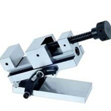 滕州市超凡机械附件厂 专注铸件与平口钳系列，服务装载机配件市场